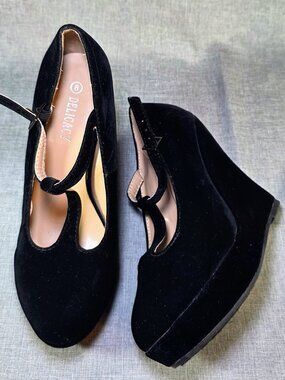 Black Velvet Platform Wedge Heels T-Strap Size 8